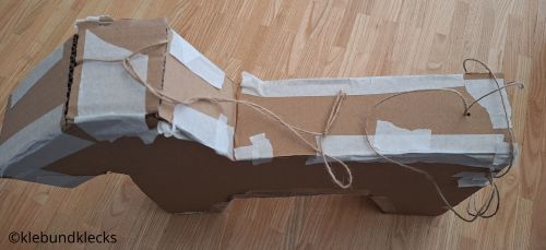 Einzelteile der Pinata zusammenkleben