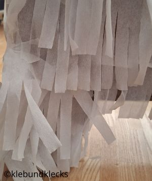 Pinata mit Seiden- bzw. Krepppapier bekleben