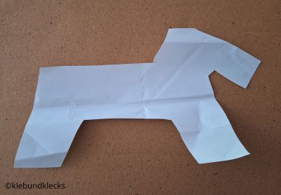 Vorlage von Pinate auf Papier zeichnen