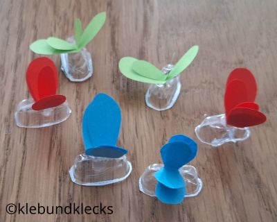 Buntpapier-Flügel aufkleben