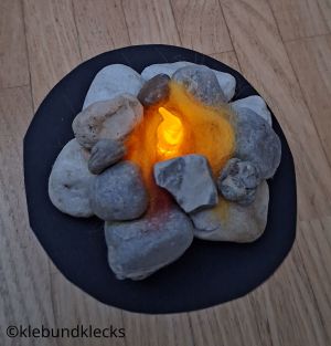 Lagerfeuer aus Filzwolle und Steinen