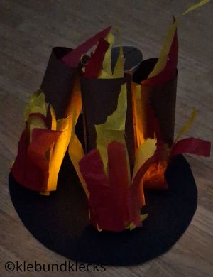 Lagerfeuer aus Klorollen und Seidenpapier