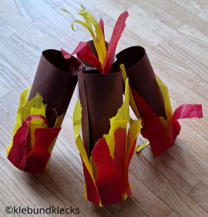 Klorollen mit Seidenpapier-Flammen bekleben