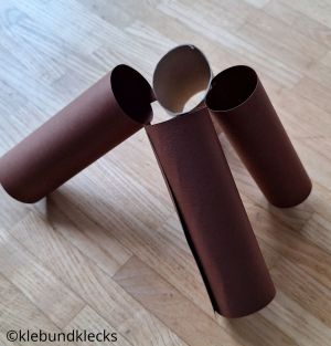Rollen zu einem Lagerfeuer zusammenkleben