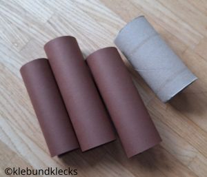 braunes Papier zu Rollen zusammenkleben