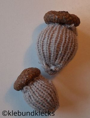 Eicheln aus Strickschlauch, Kugel und Kappe
