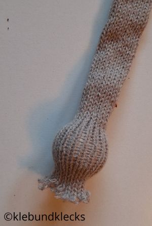 Kugel in Strickschlauch stecken