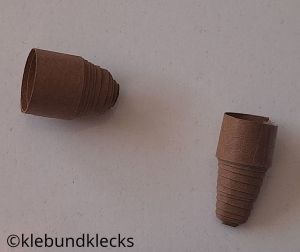 aufgerolltes Papier auseinanderziehen