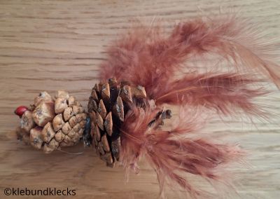 Federn an Zapfen-Vögel kleben