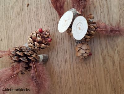 Vögel auf Holzscheiben kleben